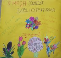 Plakat z napisem 8 maja Dzień Bibliotekarza dziękujemy. Kolorowe kwiaty i imiona dzieci