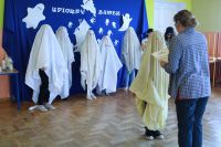 Uczestnicy noclegu w przebraniach duszków