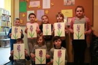 Dzieci prezentują swoje prace plastyczne