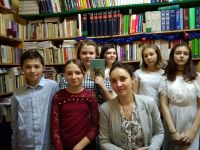 Zdjęcie grupowe w bibliotece