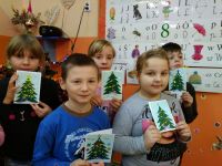 Świąteczne prace plastyczne prezentują uczniowie
