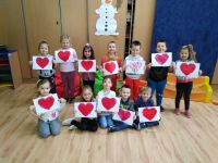 Grupa dzieci z sercami na kartkach
