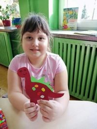 Dziewczynka z papierowym dinozaurem