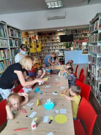 Grupa dzieci podczas zajęć w bibliotece