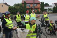 Na zdjęciu uczestnicy rajdu przez wyruszeniem w trasę