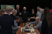 Uczestnicy turnieju szachowego podczas gry
