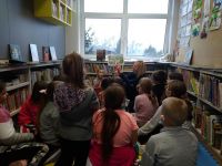 Grupa dzieci podczas zajęć w bibliotece