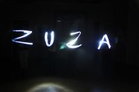 Smugi świateł w ciemnym pomieszczeniu