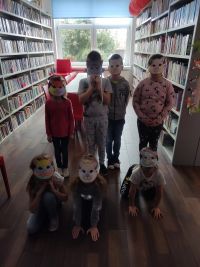 Grupa dzieci na Dniu Kota w bibliotece