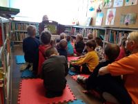 Grupa dzieci podczas zajęć w bibliotece we Wielgiem