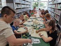 Dzieci podczas zajęć plastycznych w bibliotece