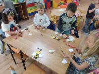 Dzieci przy stoliku podczas zajęć plastycznych