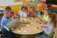 Dzieci przy stoliku podczas zajęć plastycznych