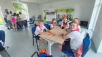 Grupa harcerska na zajęciach plastycznych