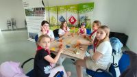 Grupa harcerska na zajęciach plastycznych