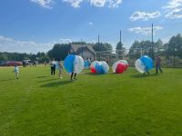 Bubble-football na pikniku rodzinnym