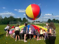 Zabawy chustą klanza na pikniku rodzinnym