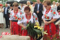 KGW Zadusznki składa kwiaty
