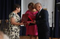 Wójt Gminy Wielgie wręcza pamiątkowe dyplomy podczas  obchodów 700 lat Zadusznik