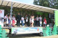 Festyn Myśliwski: rozdanie podziękowań na scenie za wsparcie festynu