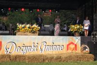 Starostowie dożynek na scenie