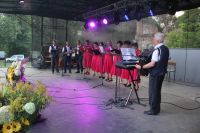 Zespół wokalno- kabaretowo- instrumentalny Ziemi Dobrzyńskiej na scenie dożynkowej