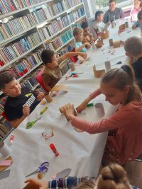 Grupa dzieci podczas zajęć plastycznych