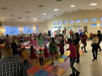 Grupa dzieci podczas zabawy chustą