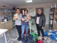 Dyrektor Katarzyna Kwiecińska w  Kundelkowisku z darowaną karmą