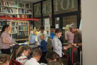Nauczyciele i bibliotekarze wręczający nagrody uczestnikom konkursu