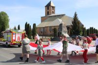 Harcerze z flagą Polski podczas marszu w dniu Święta Konstytucji 3 Maja