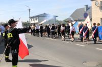 Straż trzymająca race podczas marszu Konstytucji 3 Maja