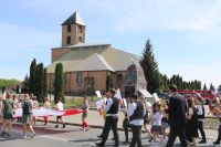 Orkiestra dęta oraz harcerze z flagą Polski podczas marszu na Święto Konstytucji 3 Maja