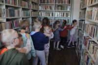 Oprowadzenie dzieci z przedszkola po bibliotece