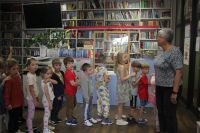Opowiadanie i oprowadzenie po bibliotece dzieci z przedszkola przez Dyrektor panią Katarzynę Kwiecińską