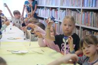 Dzieci pokazujące już gotowe zakładki w kształcie sowy