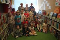 Zdjęcie grupowe przedszkolaków z bibliotekarzami
