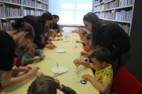Dzieci z przedszkola podczas prac plastycznych w bibliotece