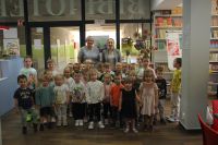 Grupowe zdjęcie dzieci z przedszkola wraz z bibliotekarzami