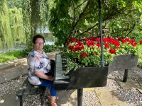 Słuchaczka przy dekoracyjnym fortepianie