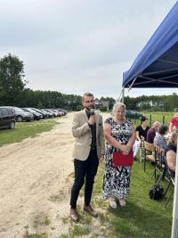 Wójt Gminy Wielgie Sławomir Sadowski i przewodnicząca koła emerytów Pani Bożena Kwiatkowska podczas ogniska integracyjnego