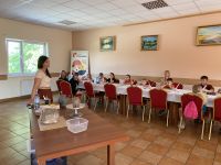 Instruktorka warsztatów Agnieszka Białoskórska tłumacząca dzieciom