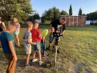Dzieci obserwujące niebo przez teleskop