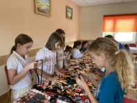Budowanie przez dzieci makiety kościoła z klocków lego.