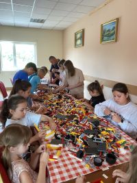 Budowanie przez dzieci makiety kościoła z klocków lego