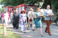Starostowie dożynek, proboszcz parafii Wielgie  oraz włodarze gminy podczas uroczystego przemarszu