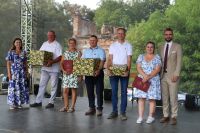 Uczestnicy konkursu na „Najbardziej zadbaną zagrodę w 2024 r.” z nagrodami