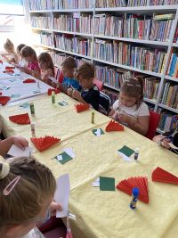 Dzieci z klasy pierwszej z Wielgiego wykonujące prace plastyczną - muchomory.