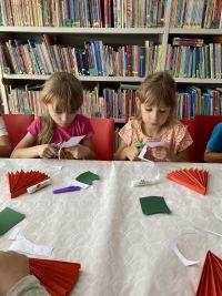 Dzieci z klasy pierwszej z Wielgiego wykonujące prace plastyczną - muchomory.