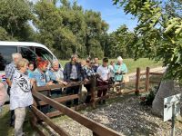 Uczestnicy wycieczki Śladami Powstania Styczniowego przed kamieniem upamiętniającym potyczkę Pod Kozirogiem - Łęg.